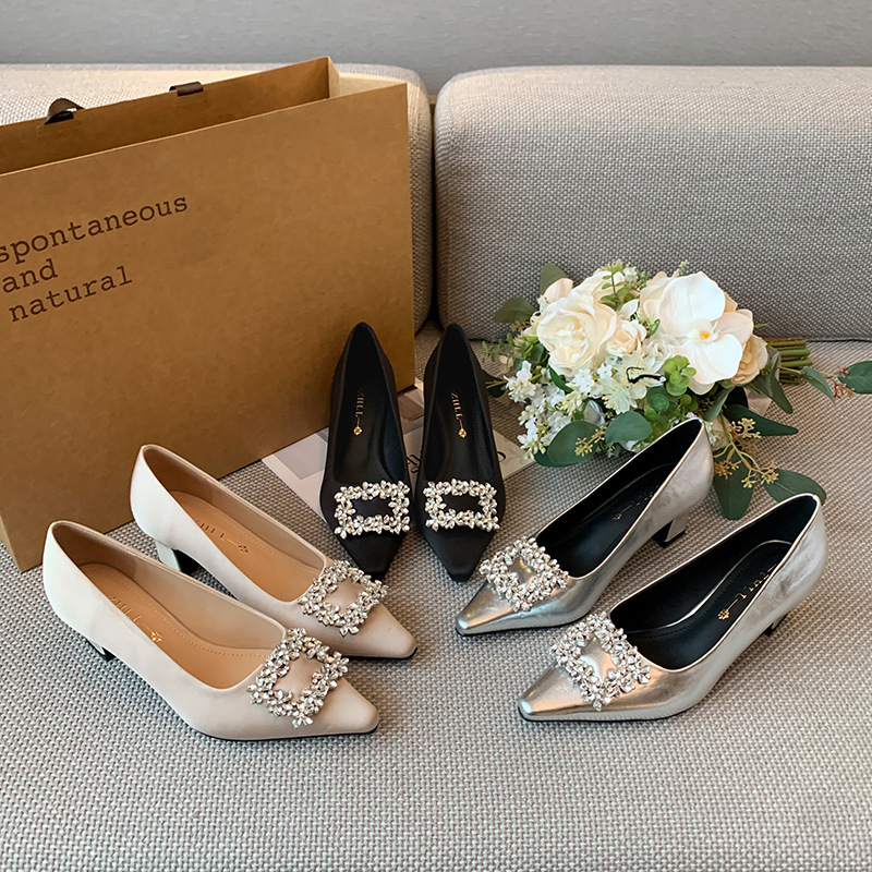 Women Formal Wear Heels - Schwarze Satin-Pumps mit spitzer Zehenpartie für