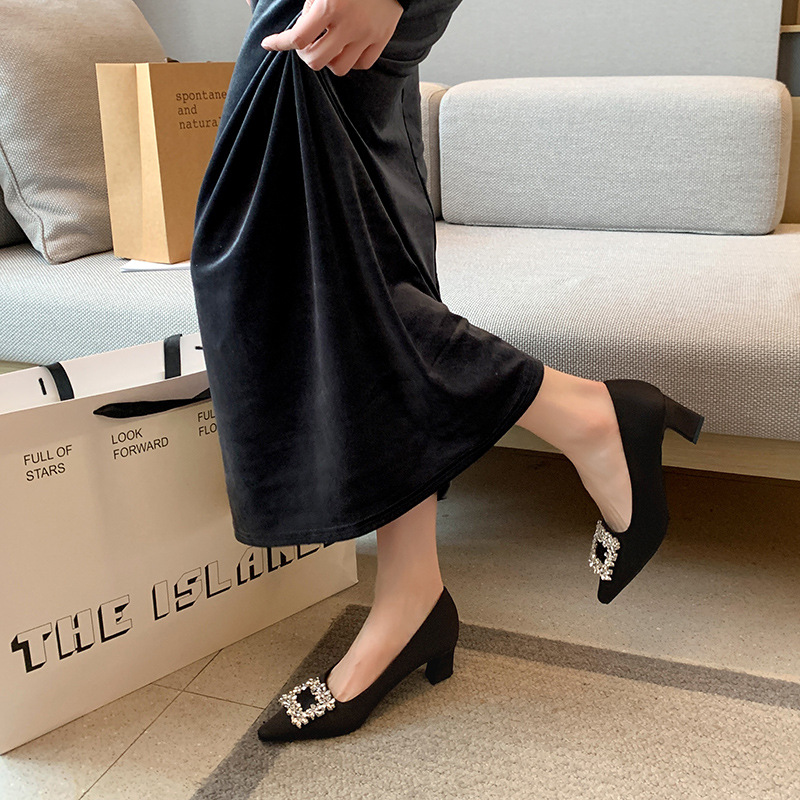 Schwarze Satin-Pumps mit spitz – Women Formal Wear Heels Bewertung und Preis