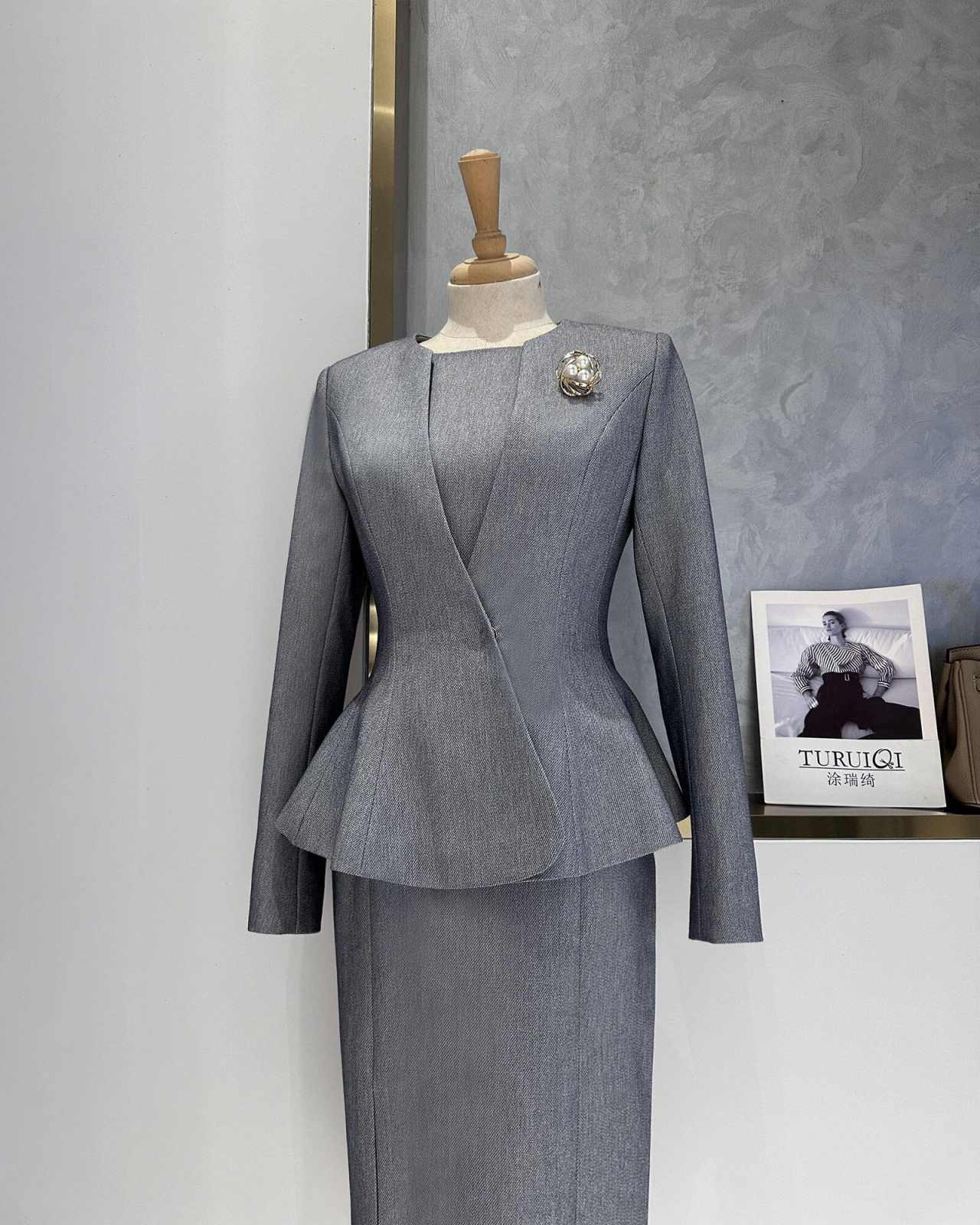Elegantes graues Peplum-Anzug- – Women Formal Wear For Conference Bewertung und Preis