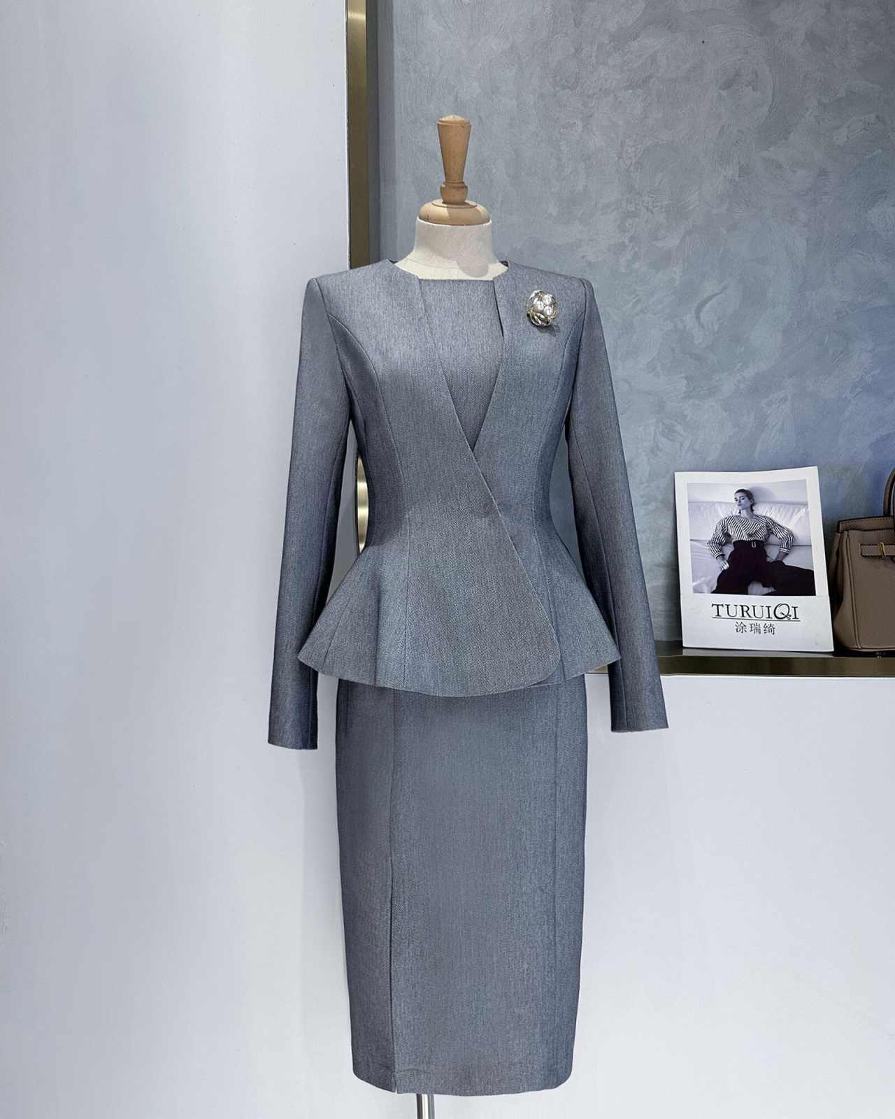 Elegantes graues Peplum-Anzug- – Women Formal Wear For Conference Bewertung und Preis